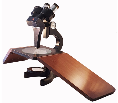 A microscope on a stand
Description automatically generated