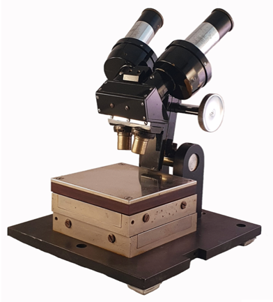 A black and silver microscope
Description automatically generated
